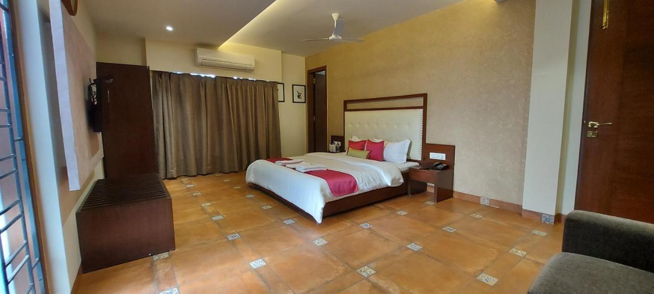 The Palm Aryan - A Boutique Hotel Kolkata Exterior photo